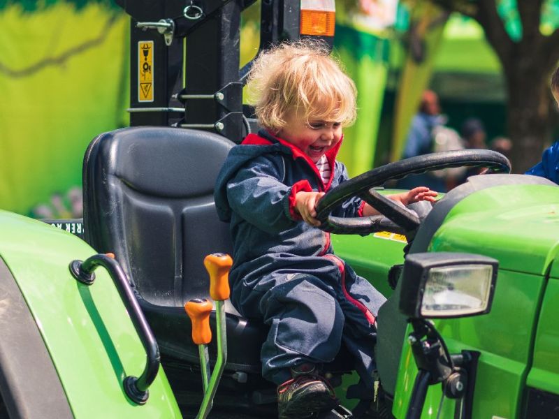 Kind auf Traktor.jpg